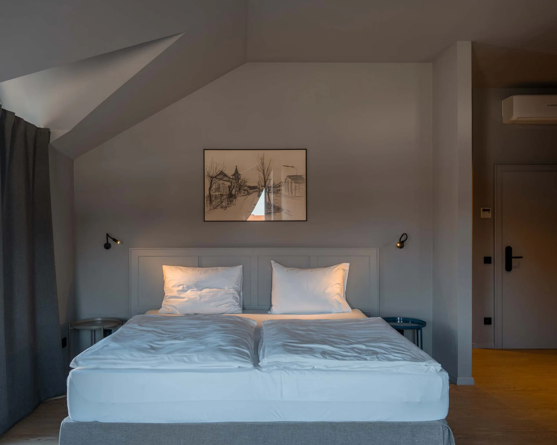 Modernes Schlafzimmer mit zwei Einzelbetten, Wandbild und großen Fenstern mit Vorhängen