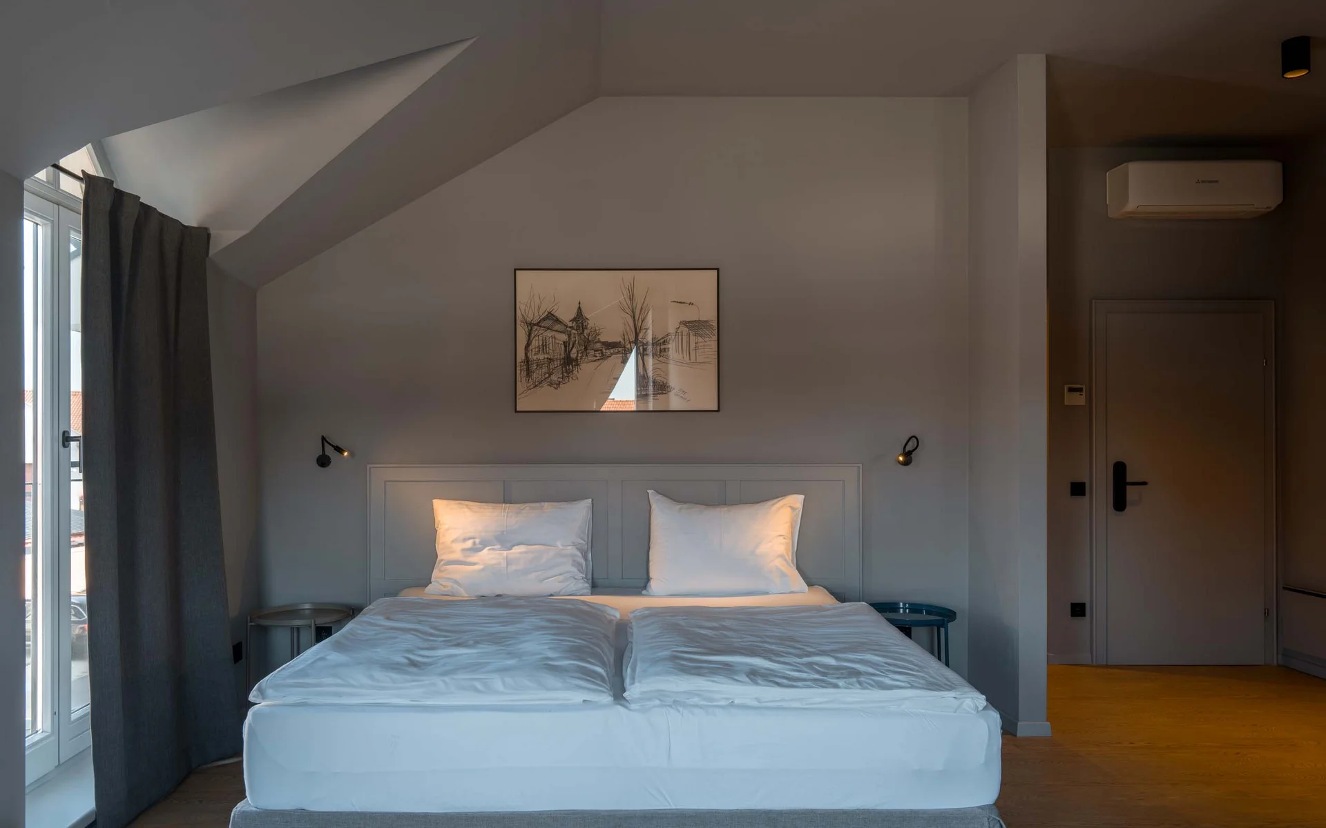 Luis von Weyden: your stylish guesthouse in Weiden am See Modern bedroom with two single beds, wall art, and large windows with curtains