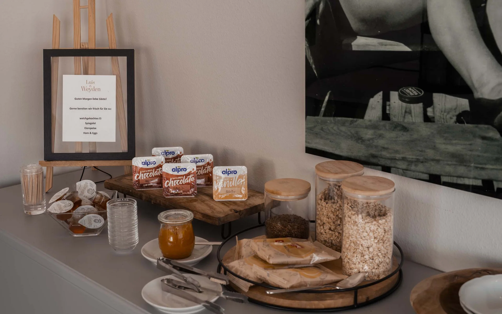 Frühstücksbuffet mit Müsligläsern, Marmelade und Alpro Getränkepacks