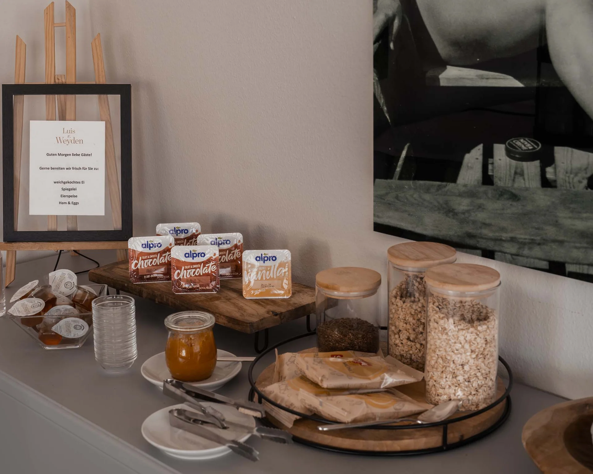 Frühstücksbuffet mit Müsligläsern, Marmelade und Alpro Getränkepacks