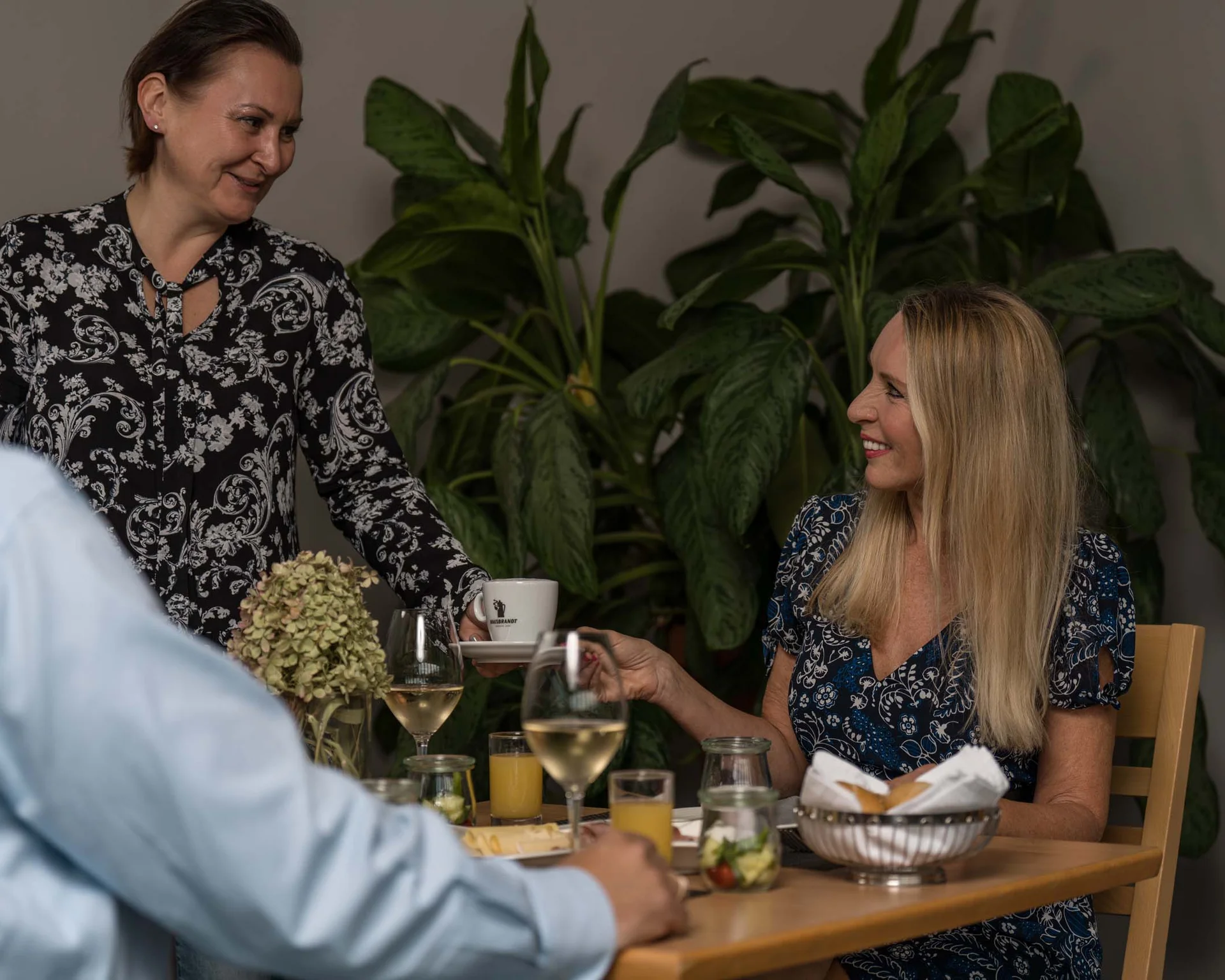 Kellnerin serviert einem Paar Kaffee im Restaurant