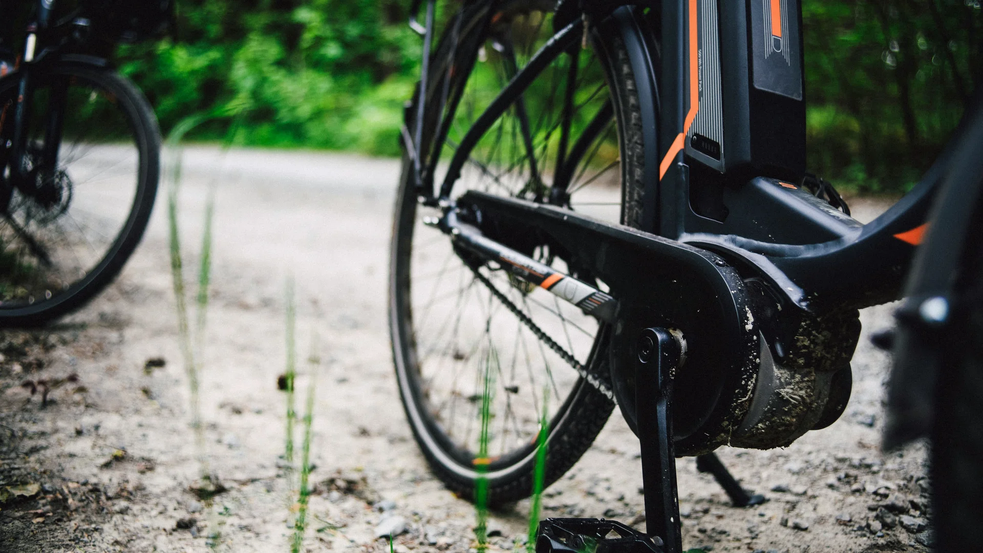 Neusiedler See Radweg: Übernachtung im Luis von Weyden Nahaufnahme eines E-Bikes auf einem Schotterweg im Grünen