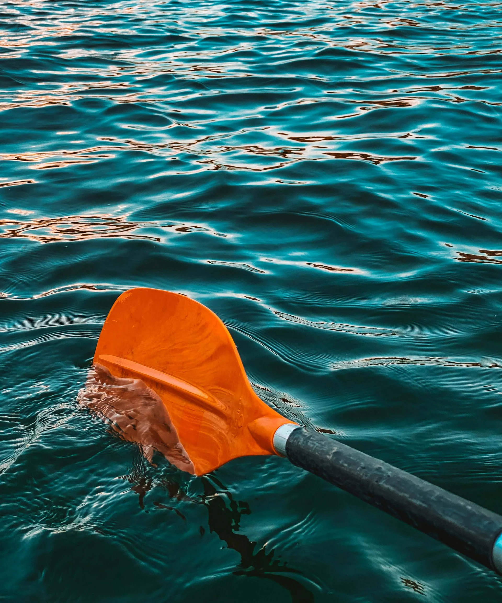 Unser Hotel in Weiden am See: ein Schmuckstück Nahaufnahme eines orangefarbenen Paddels im Wasser