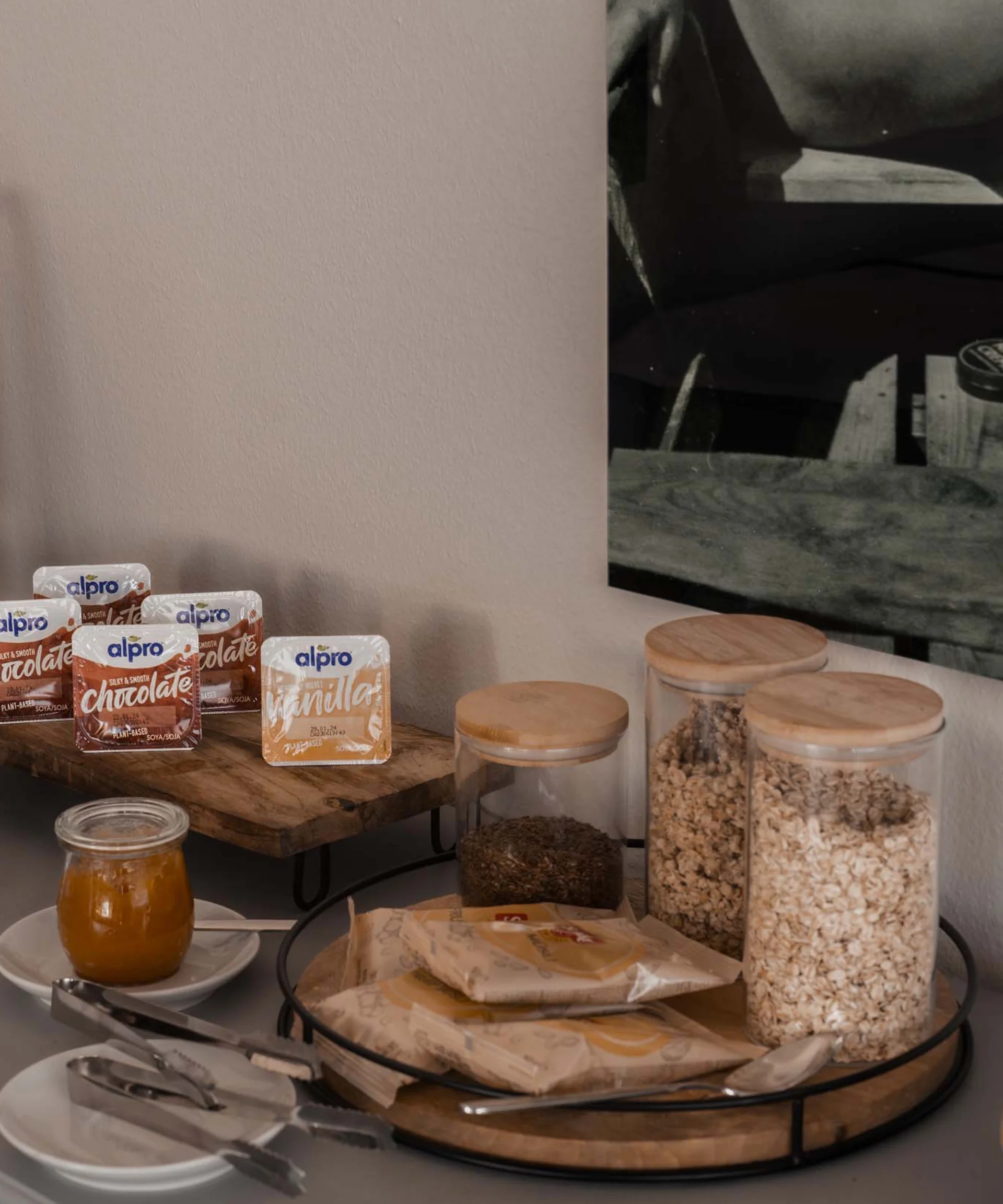 Frühstücksoptionen mit Müsli, Alpro-Getränken und Marmelade auf Anrichte