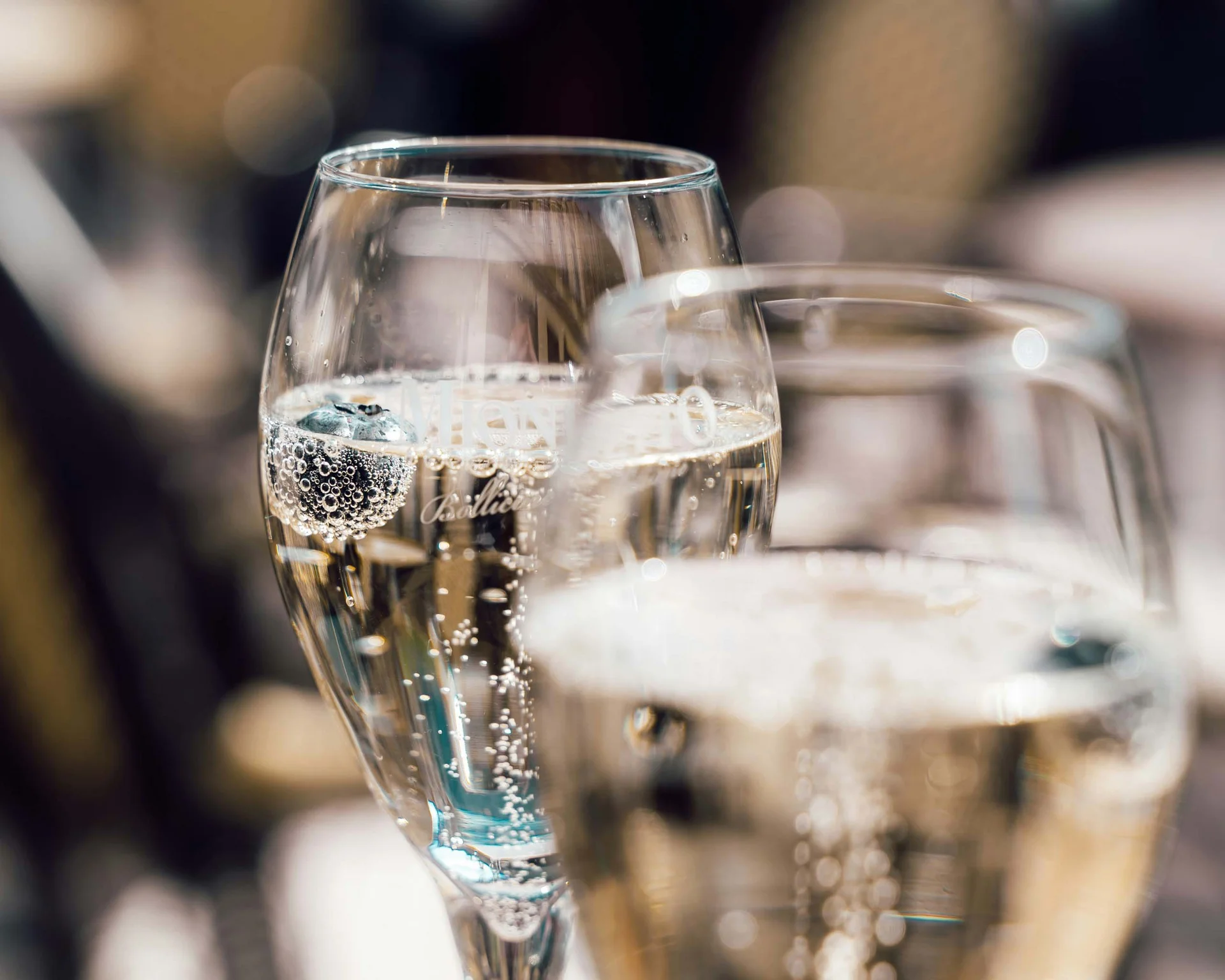 Zwei Gläser mit kohlensäurehaltigem Mineralwasser auf einem Tisch