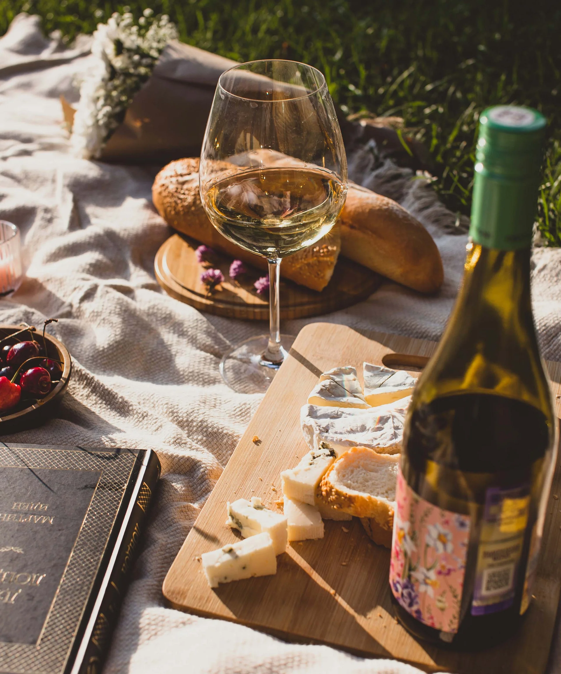 Unser Hotel in Weiden am See: ein Schmuckstück Picknick mit Brot, Käse, Wein und Blumen auf einer Decke im Gras